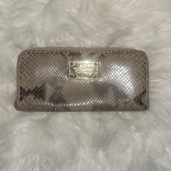 Michael Kors wallet - Picture 1 of 3